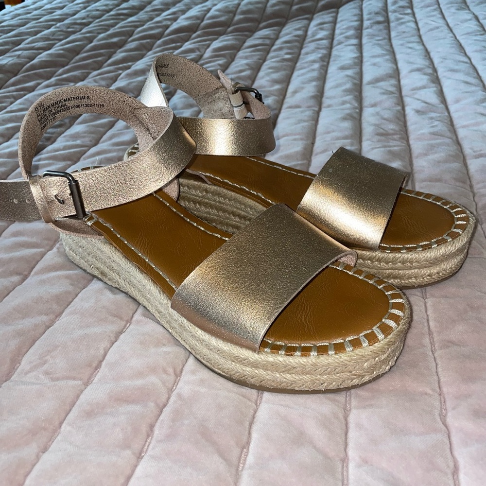 Universal thread sandals